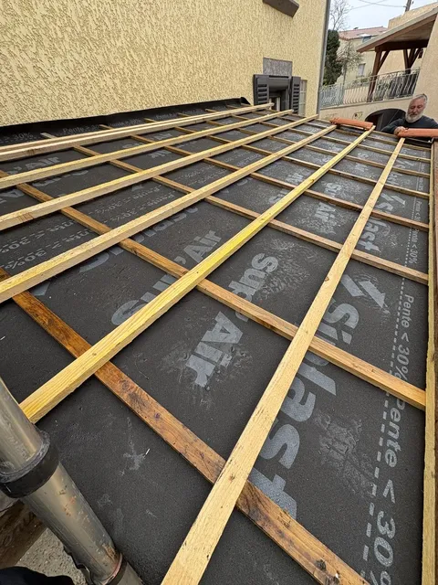 Écran de sous-toiture et quadrillage de liteaux avant la mise en place des tuiles