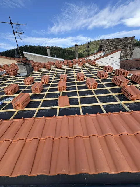 Paquets de tuiles répartis sur les liteaux pendant les travaux de couverture