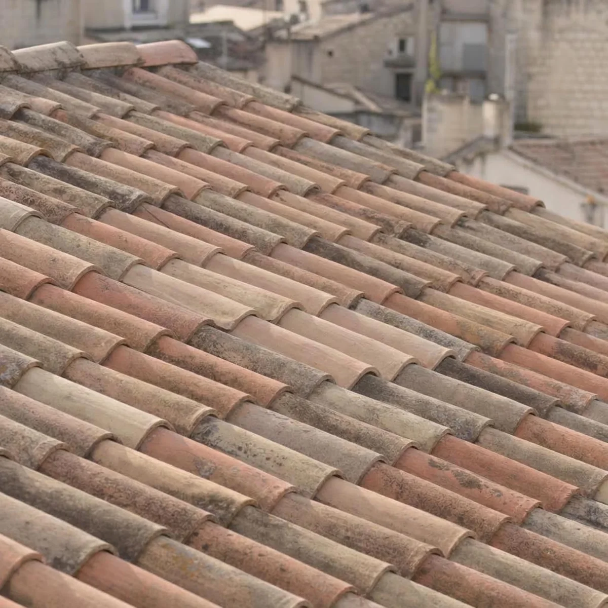Illustration de la même toiture avec les tuiles endommagées remplacées et les recouvrements rétablis